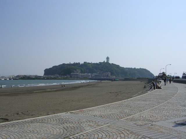 片瀬海岸東浜から望む江の島