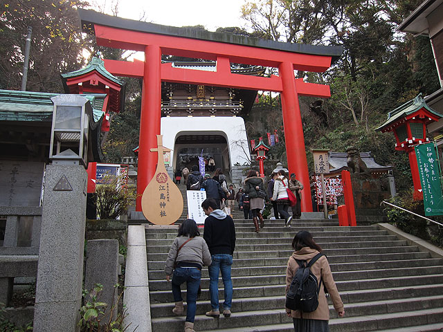 江島神社の鳥居前