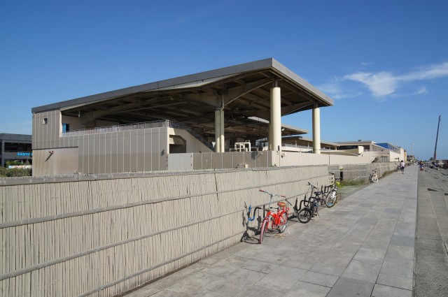 海岸側茅ヶ崎方面から見た新江ノ島水族館