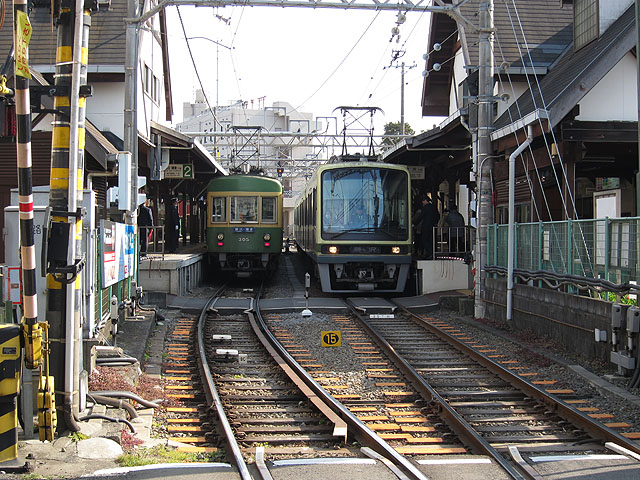 江ノ島駅に停車する江ノ電300形と2000形