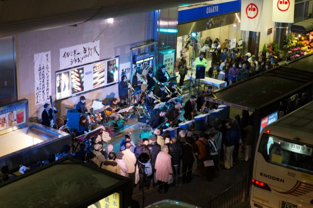 藤沢駅南口のイルミネーション点灯式の演奏