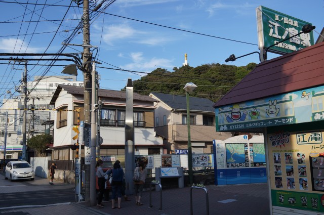 江ノ島駅から見える龍口寺仏舎利塔