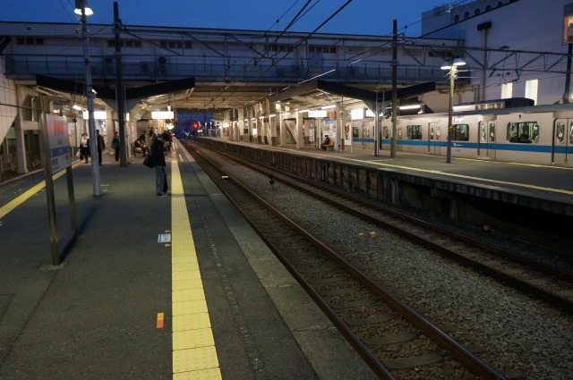 夜の伊勢原駅ホーム