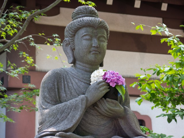 アジサイを持つ仏像