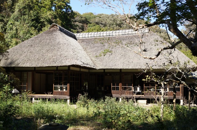 わらぶき屋根の家屋