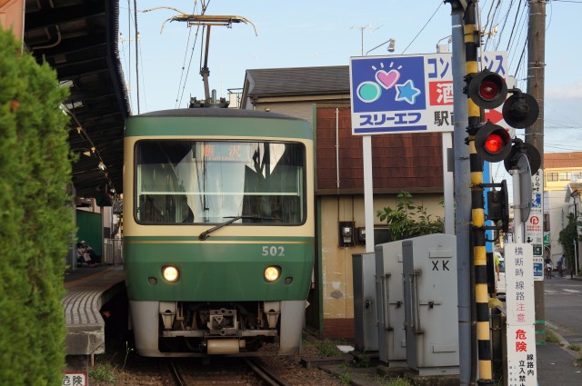 停車する江ノ電500形