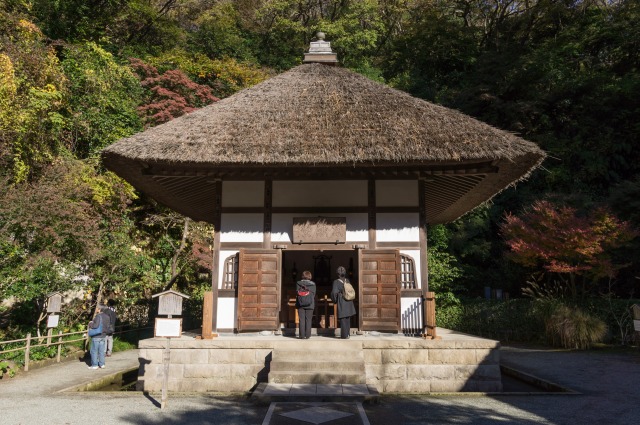 わらぶき屋根のお堂