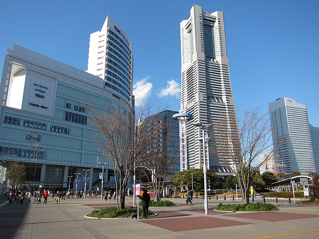 桜木町駅前から見たランドマークタワー