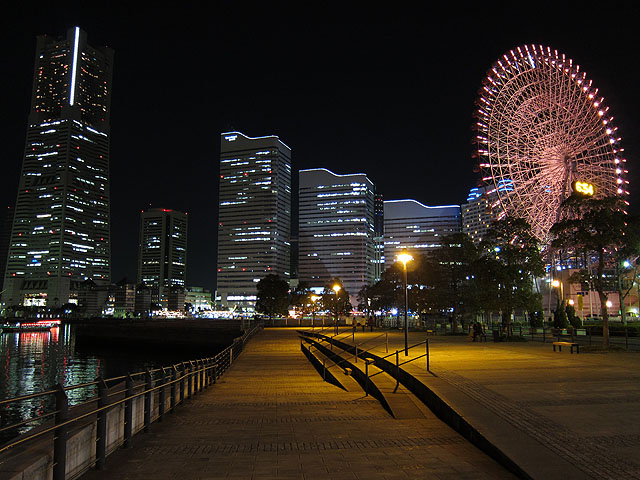 夜のランドマークタワー