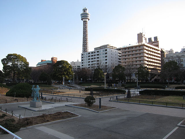 山下公園から見たマリンタワー