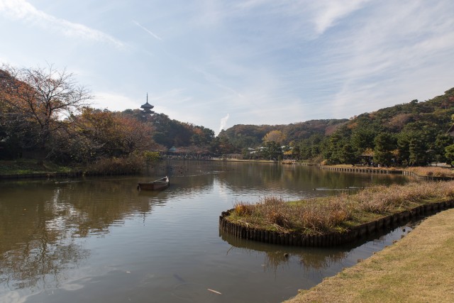 大池と旧燈明寺三重塔