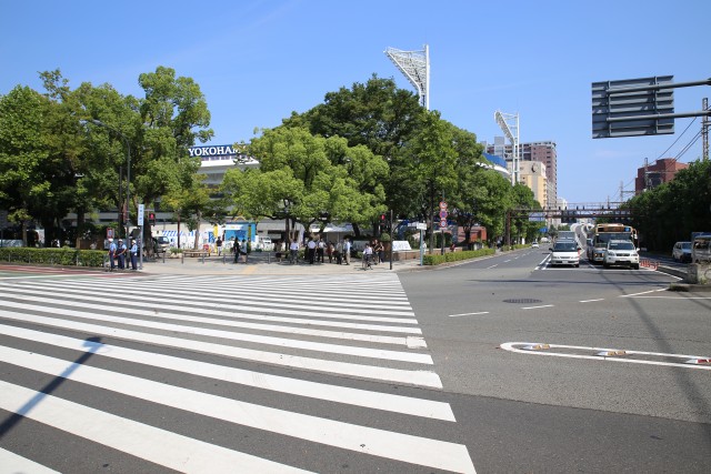 横浜市役所側