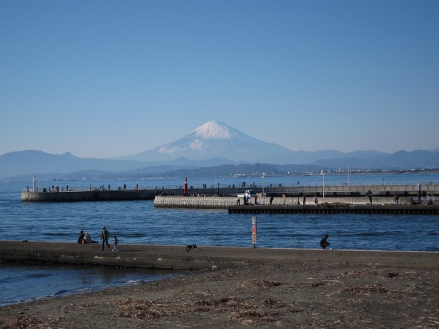 江の島弁天橋から見た片瀬漁港と富士山